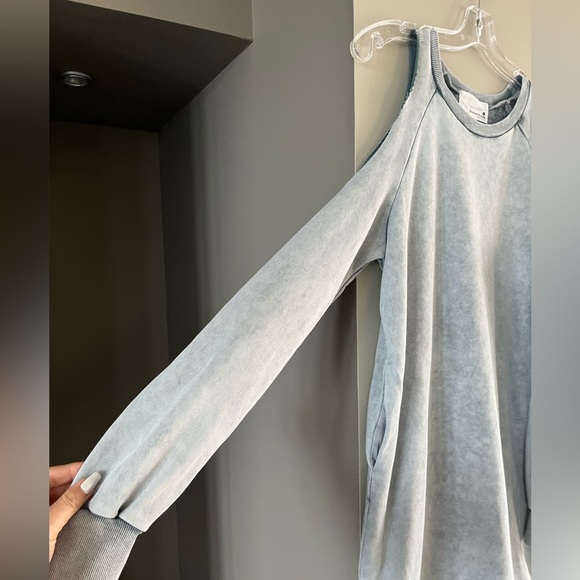 Cold shoulder Tunic Sweatshirt - Picture 4 of 6